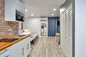 Cabana Suite | Premium bedding, desk, iron/ironing board, cribs/infant beds - Oasis Hotel (Fort Lauderdale)