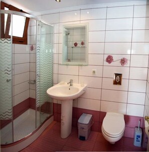 Estudio económico, vistas a la montaña, en la zona del jardín | Baño | Ducha, secador de pelo y toallas