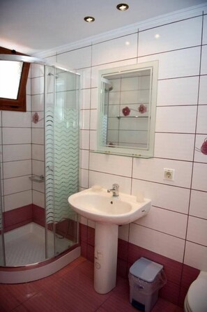 Economy Studio, Mountain View, Garden Area | Bathroom | Shower, hair dryer, towels