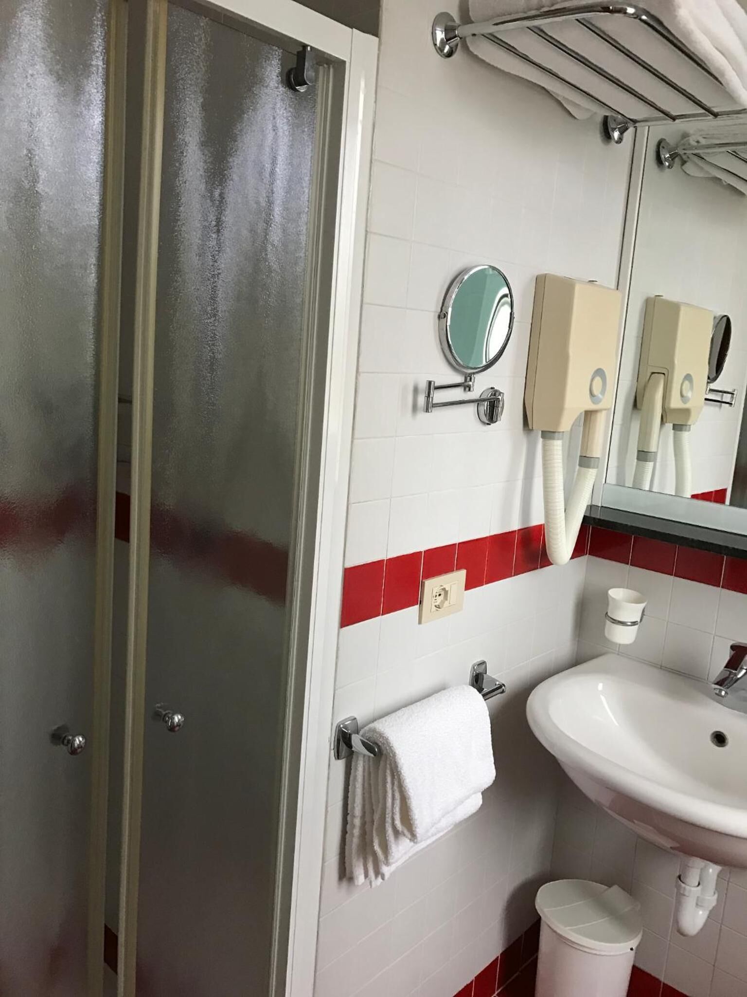 shower, free toiletries, hair dryer, bidet