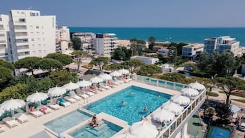 Piscine extérieure (ouverte en saison)