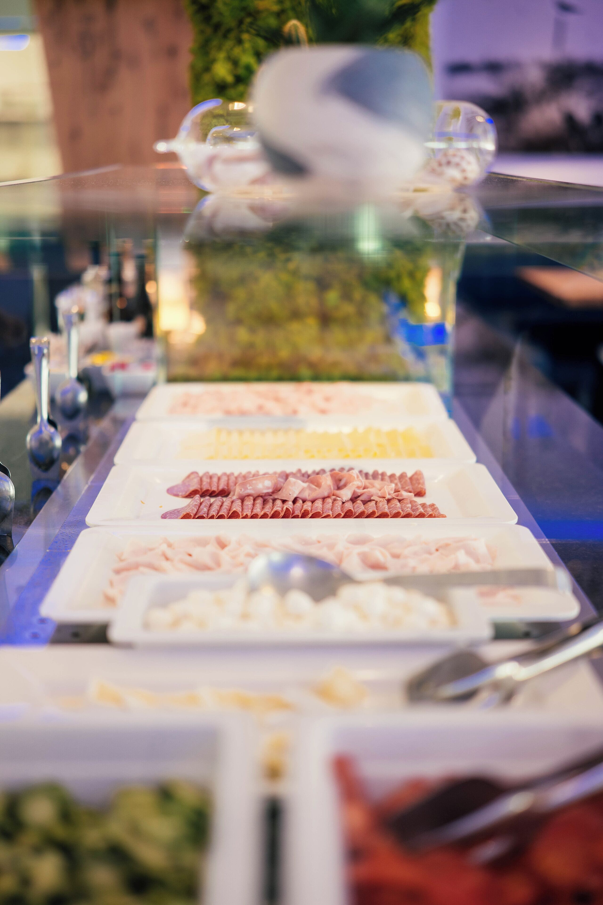 Een buffet met diverse gerechten en bestek.