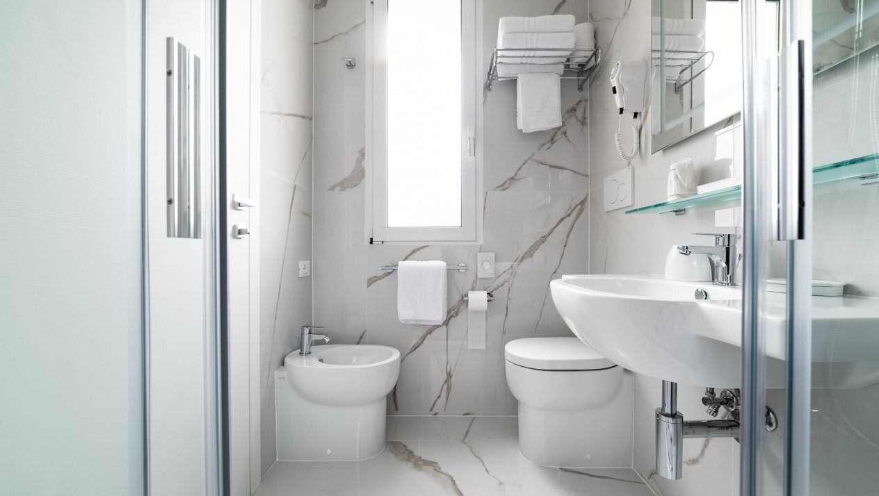 standard suite | bathroom | shower, free toiletries, hair dryer, bidet