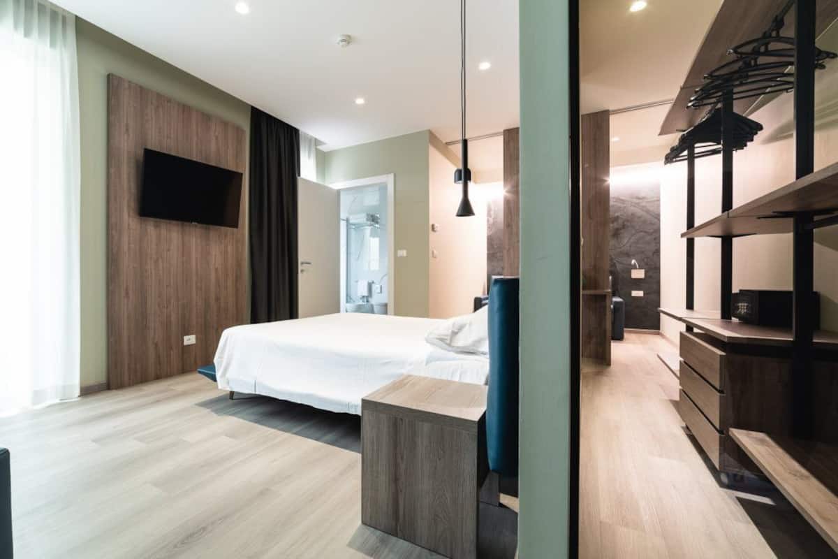 Standard Suite | 1 bedroom, minibar, in-room safe, desk