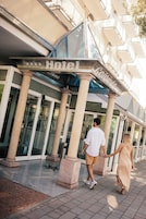 Entrada de hotel con un cartel que dice 'Hotel Welcome'.