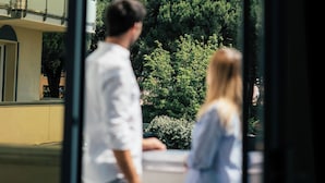 A view through a window of a building with a Ferris wheel in the background. - Hotel Colombo (Jesolo)