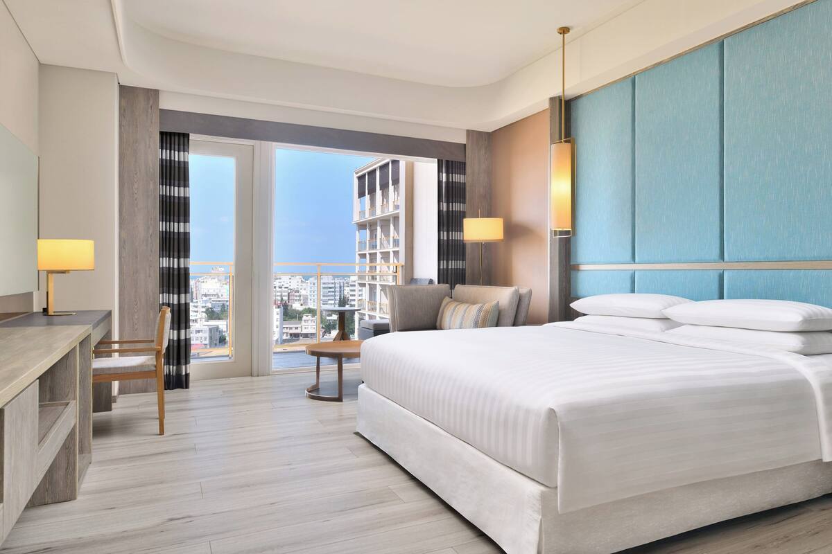 deluxe room, 1 king bed, city view | 1 bedroom, premium bedding, in-room safe, desk