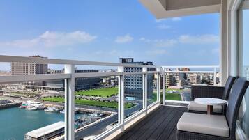 Sviitti, 1 makuuhuone, parveke | Ylelliset vuodevaatteet, tallelokero huoneessa, työpöytä