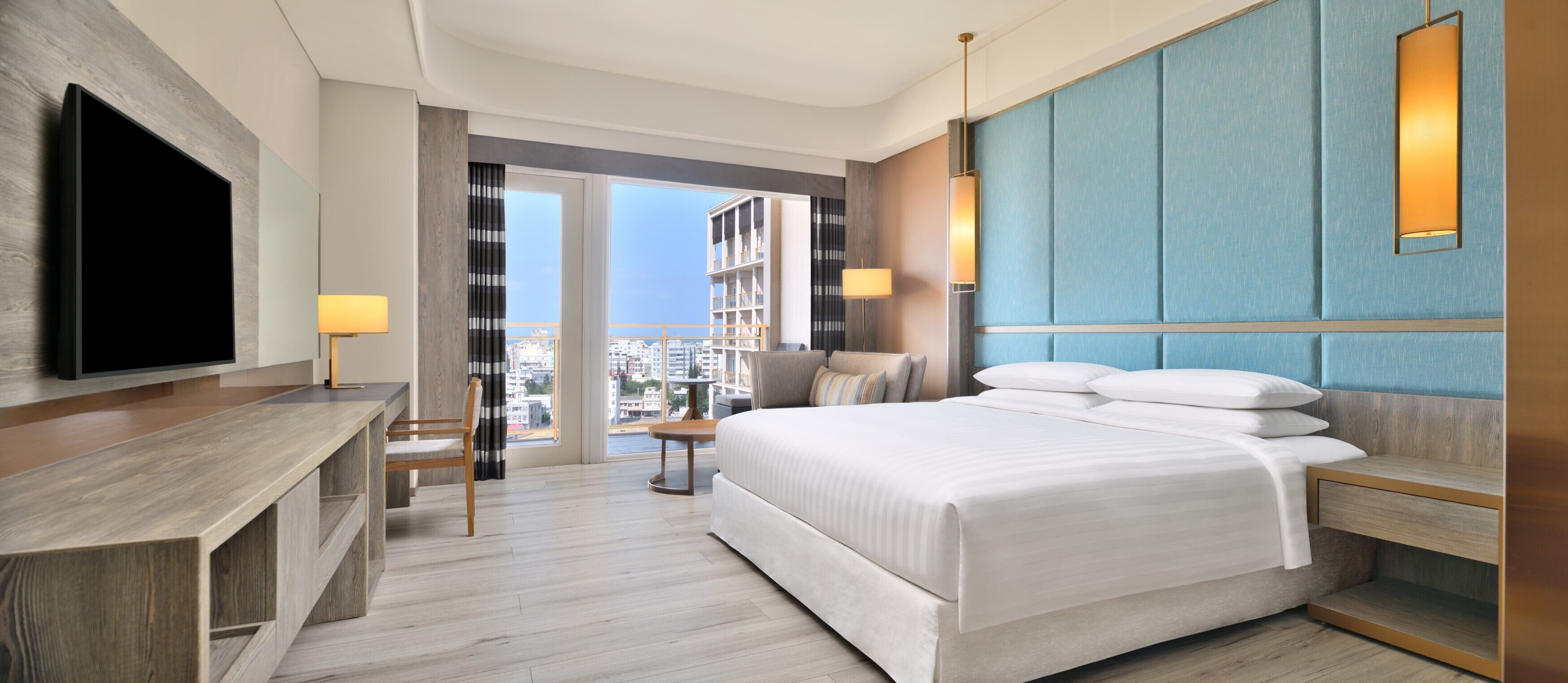 deluxe room, 1 king bed, city view | 1 bedroom, premium bedding, in-room safe, desk