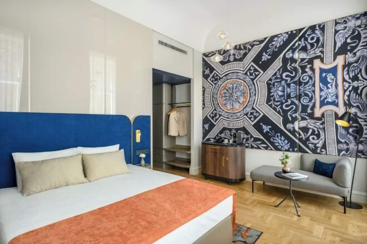 1 soverom, minibar, safe på rommet og skrivebord