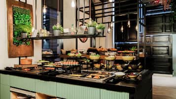 Un buffet proposant une variété de plats et un mur végétal agrémenté de plantes.