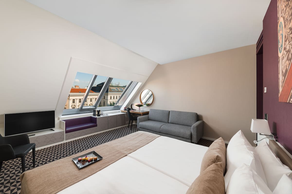 1 soverom, minibar, safe på rommet og skrivebord