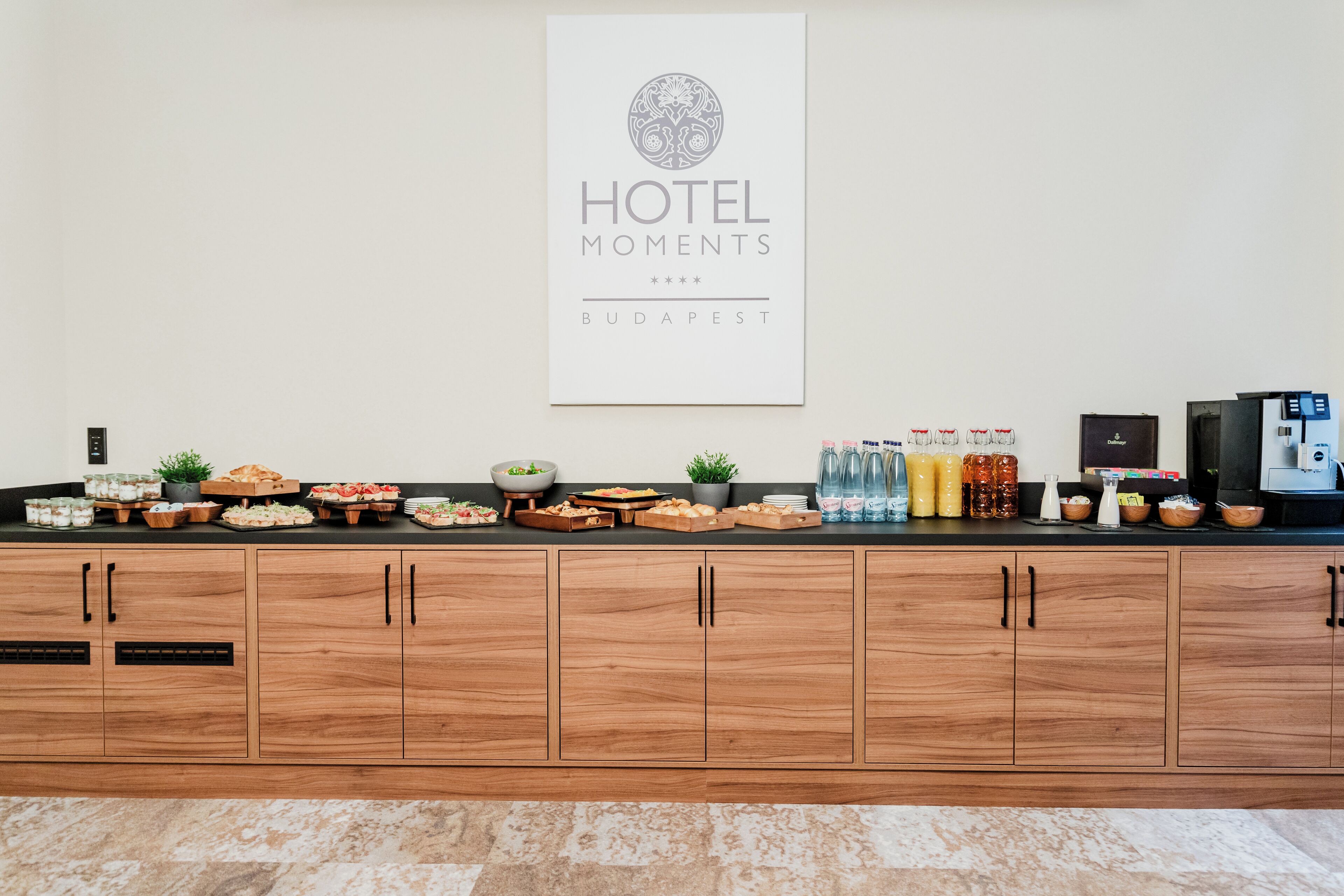 Un bufé de hotel con diferentes alimentos y bebidas.
