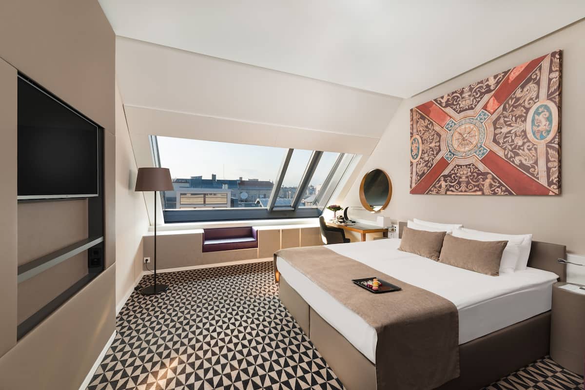 1 soverom, minibar, safe på rommet og skrivebord