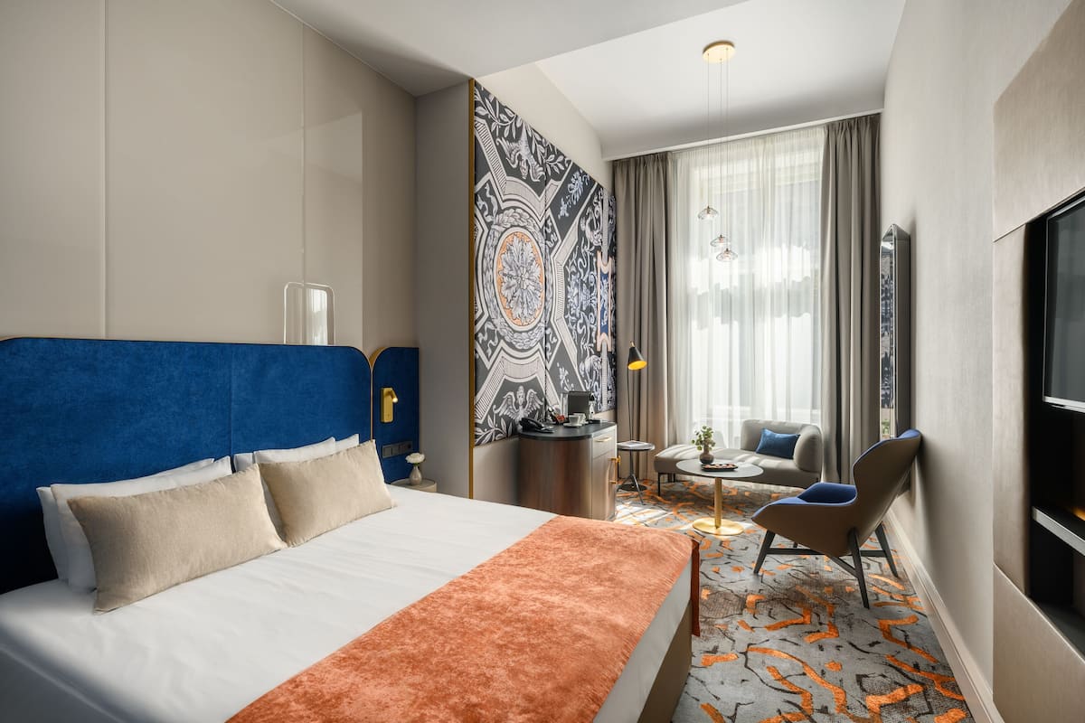 Signature Design Room | 1 bedroom, minibar, in-room safe, desk