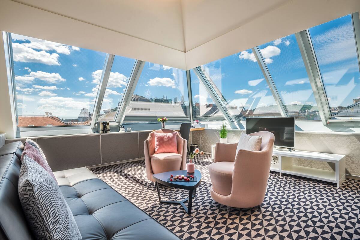 Top Floor Andrassy Suite | Oppholdsområde | En 100-centimeters LED-TV med Parabol-TV samt TV
