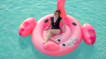 Außenpool, Sonnenschirme, Liegestühle