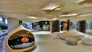Coin salon dans le hall