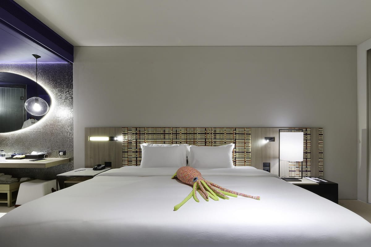 Kamar Deluks, 1 Tempat Tidur King (Seascape) | 1 kamar tidur, minibar, brankas, dan meja kerja
