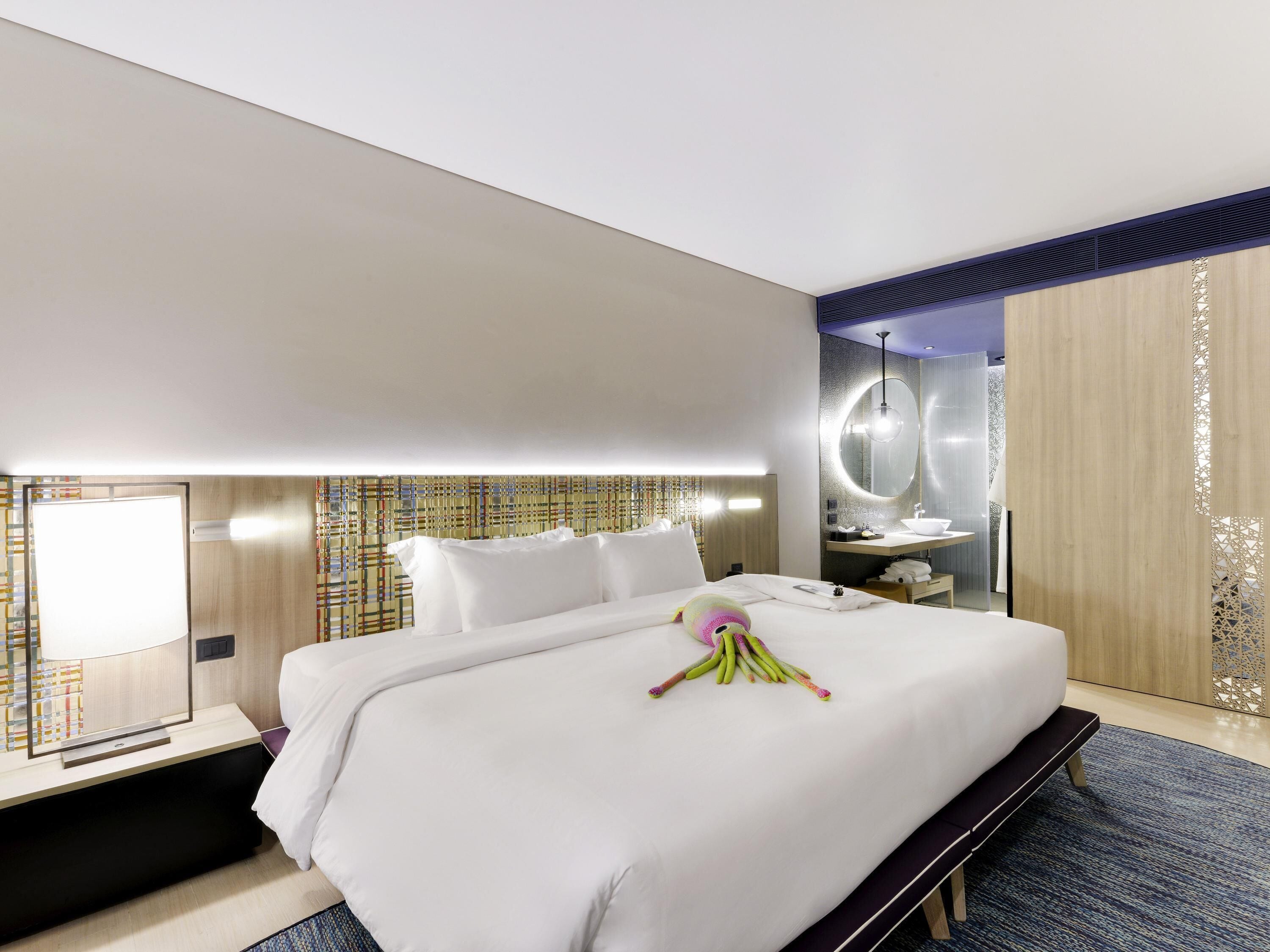 Deluxe Room, 1 King Bed (Seascape) | 1 bedroom, minibar, in-room safe, desk