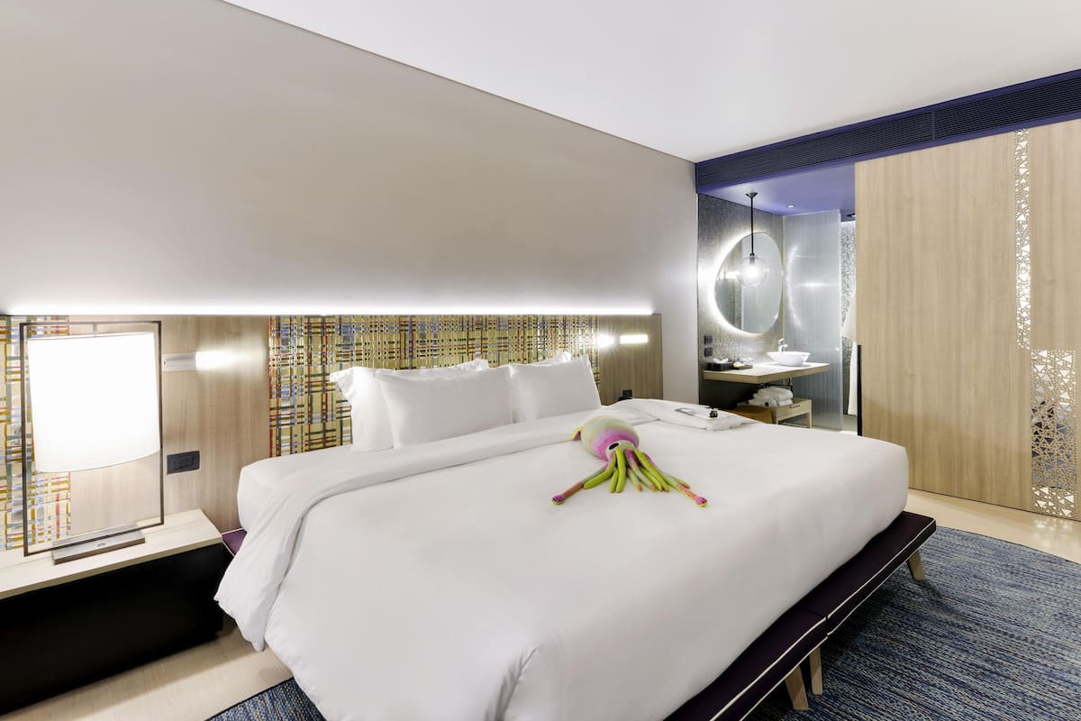 Deluxe Room, 1 King Bed (Seascape) | 1 bedroom, minibar, in-room safe, desk