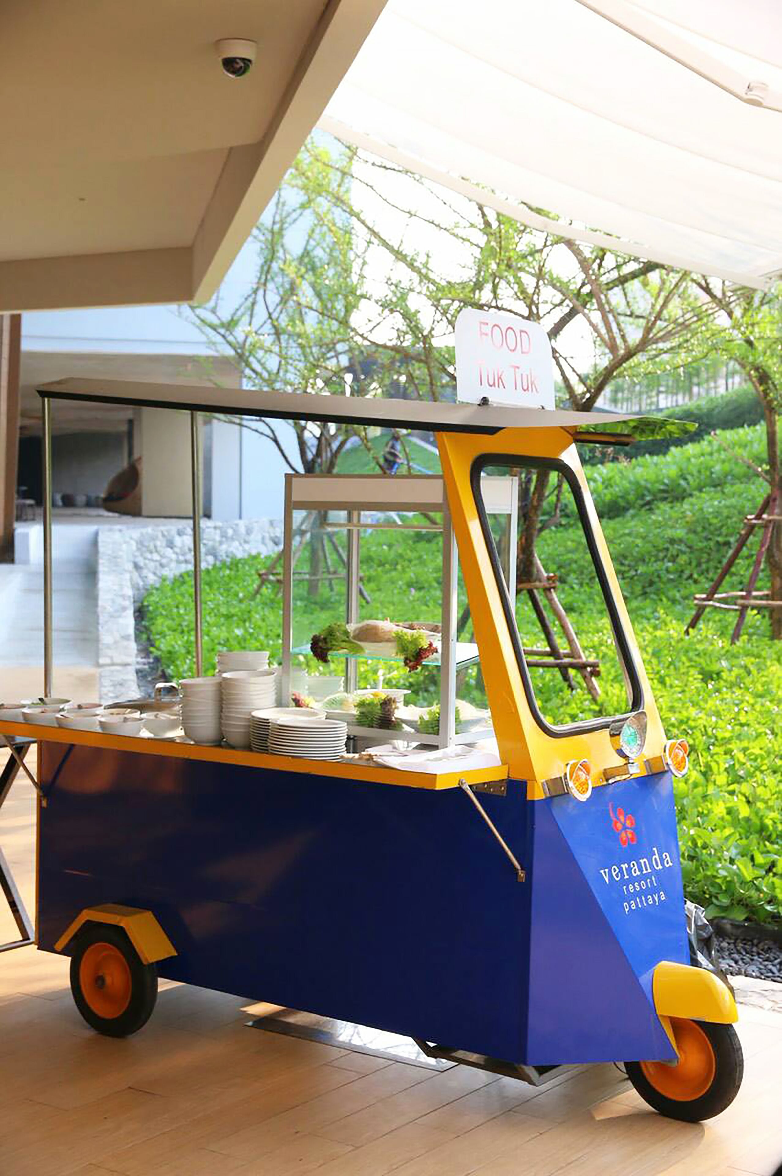 daily buffet breakfast (thb 683 per person)