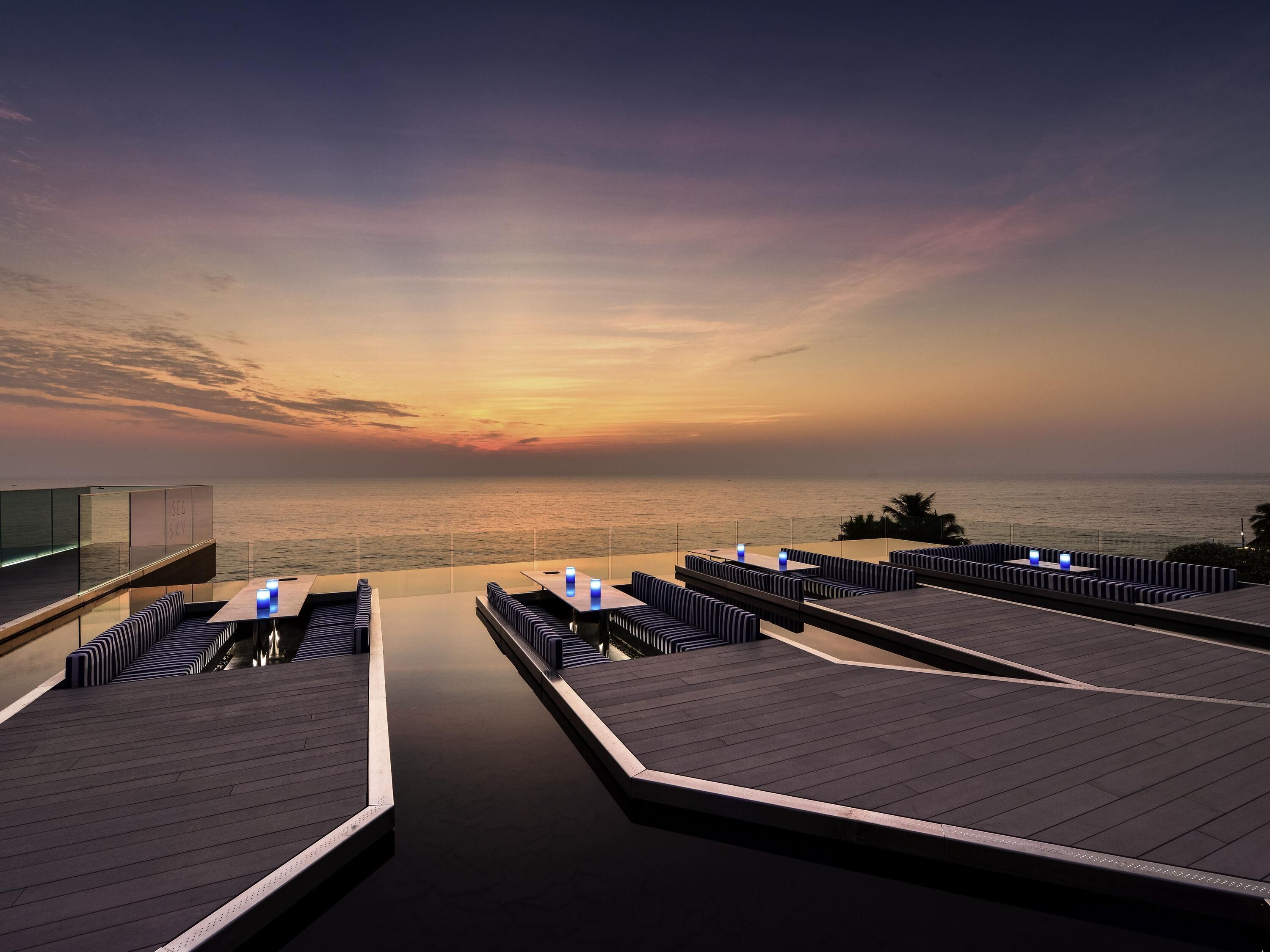 2 bars/lounges, poolside bar