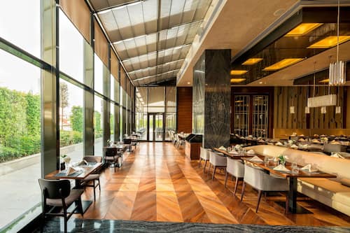 2 restaurants, breakfast, lunch, dinner served; international cuisine