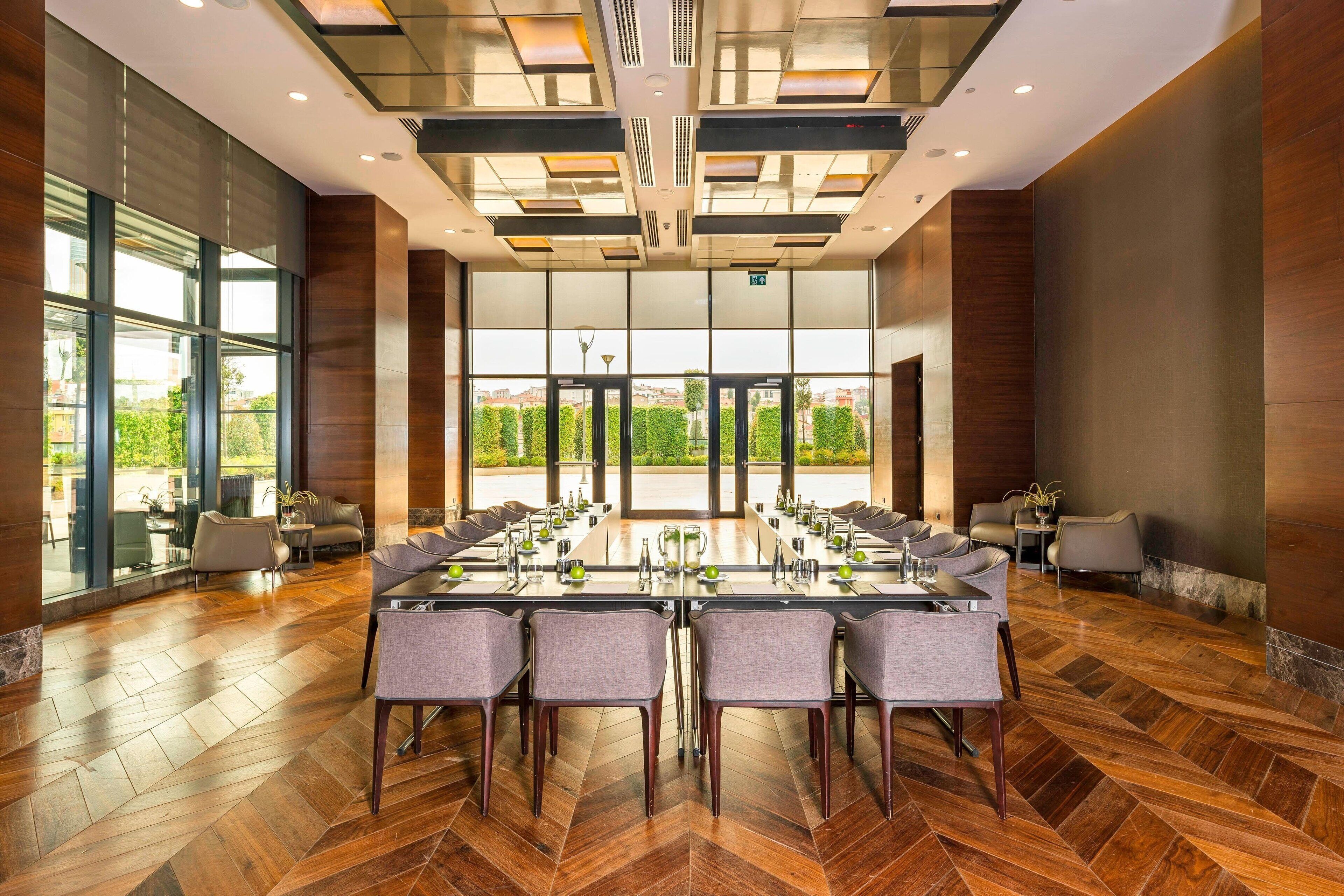 2 restaurants, breakfast, lunch, dinner served; international cuisine