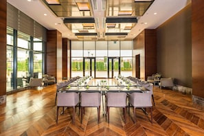2 restaurants; breakfast, lunch and dinner served  - Sheraton Grand Istanbul Atasehir (Istanbul)