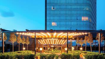 Serves lunch and dinner