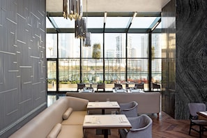2 restaurants; breakfast, lunch, and dinner served - Sheraton Grand Istanbul Atasehir (Istanbul)