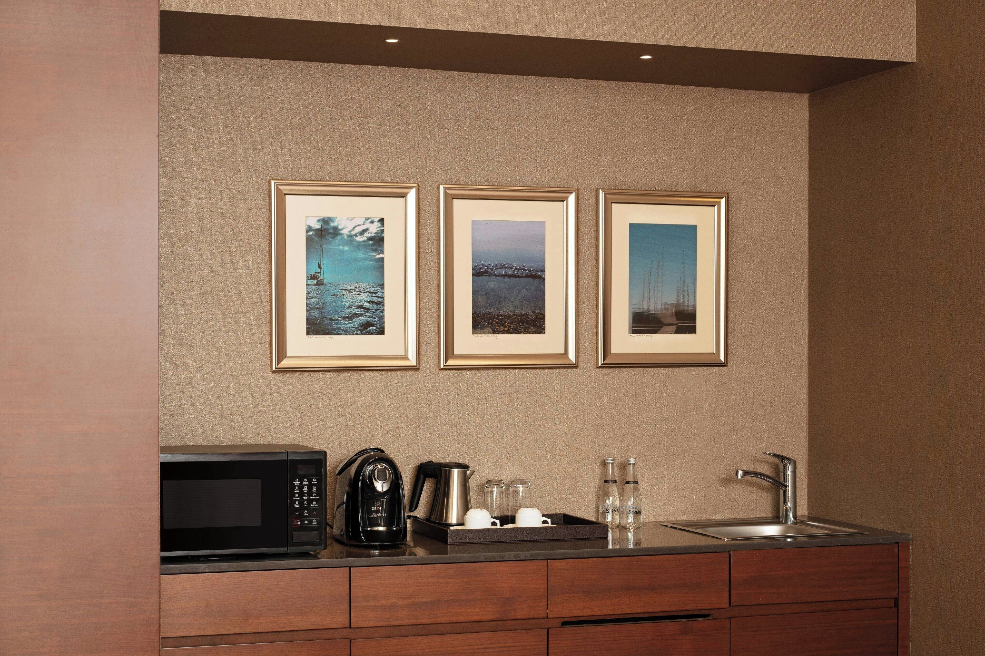 grand suite, 1 king bed, corner | private kitchen