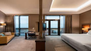 Club Suite, 1 King Bed, Terrace