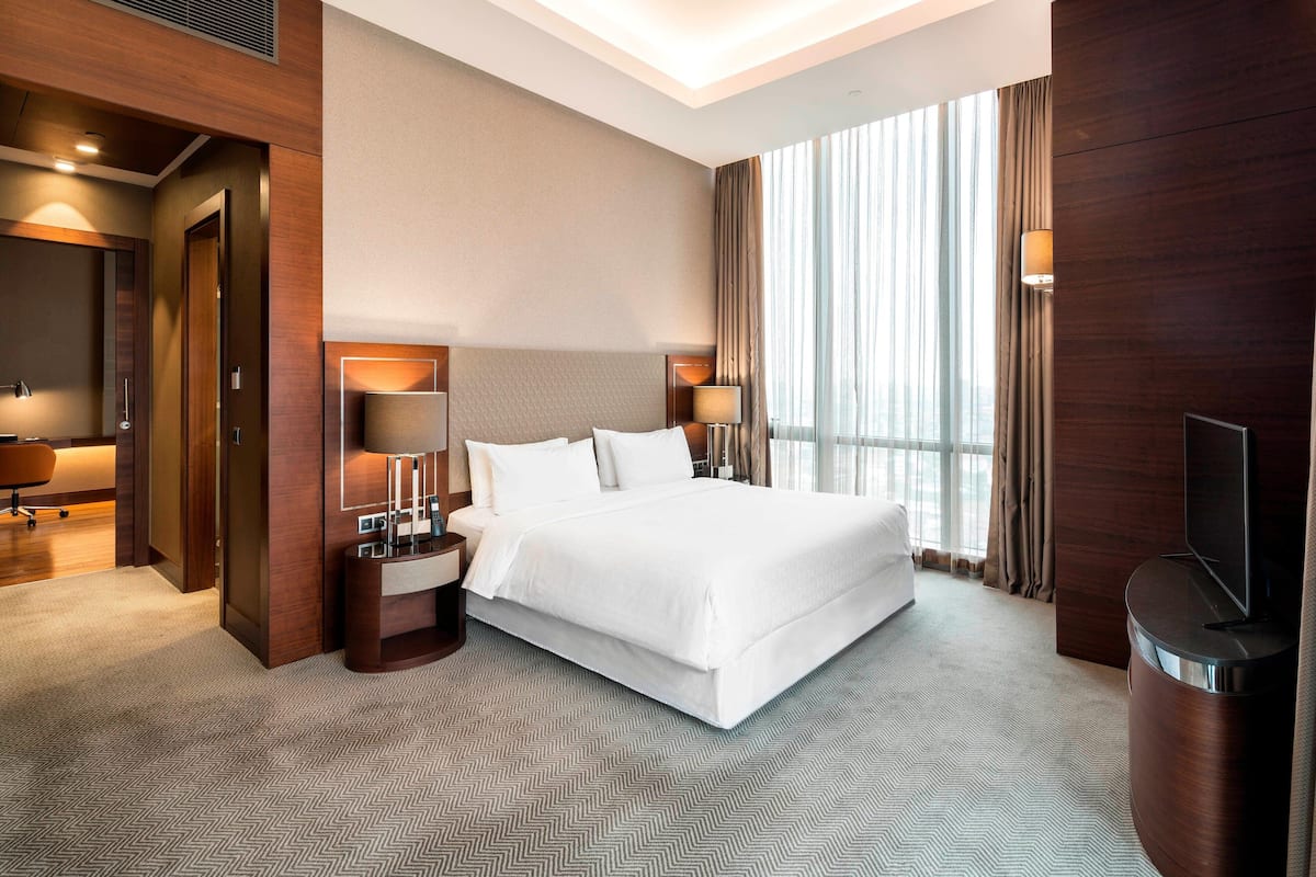 Club Suite, 1 King Bed with Sofa bed, Corner | Premium bedding, minibar, in-room safe, desk