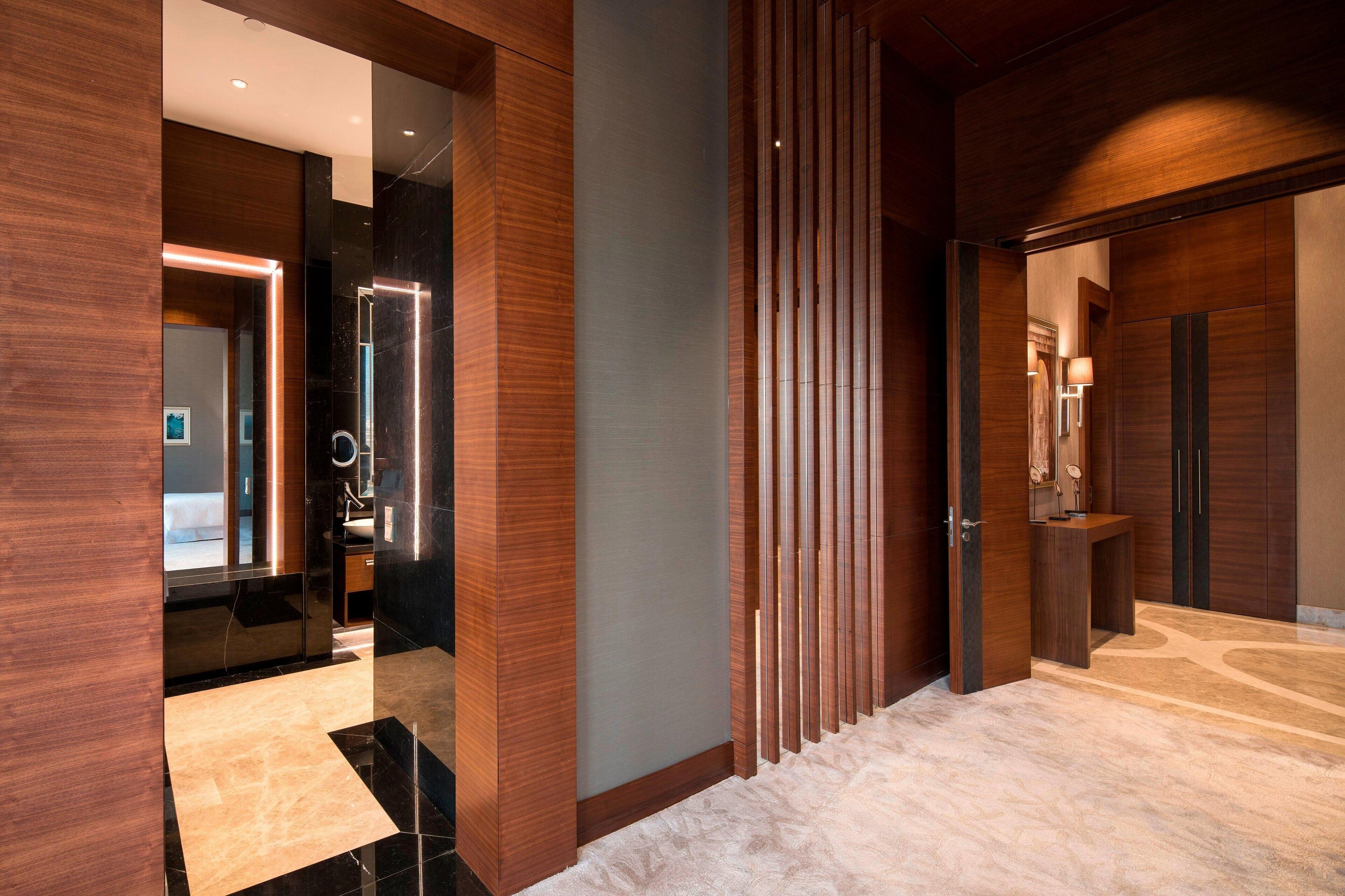 Hochwertige Bettwaren, Minibar, Zimmersafe, Schreibtisch