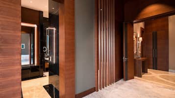 Hochwertige Bettwaren, Minibar, Zimmersafe, Schreibtisch