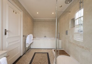 Habitació doble | Bany | Combinació de dutxa i banyera i articles de tocador gratuïts 