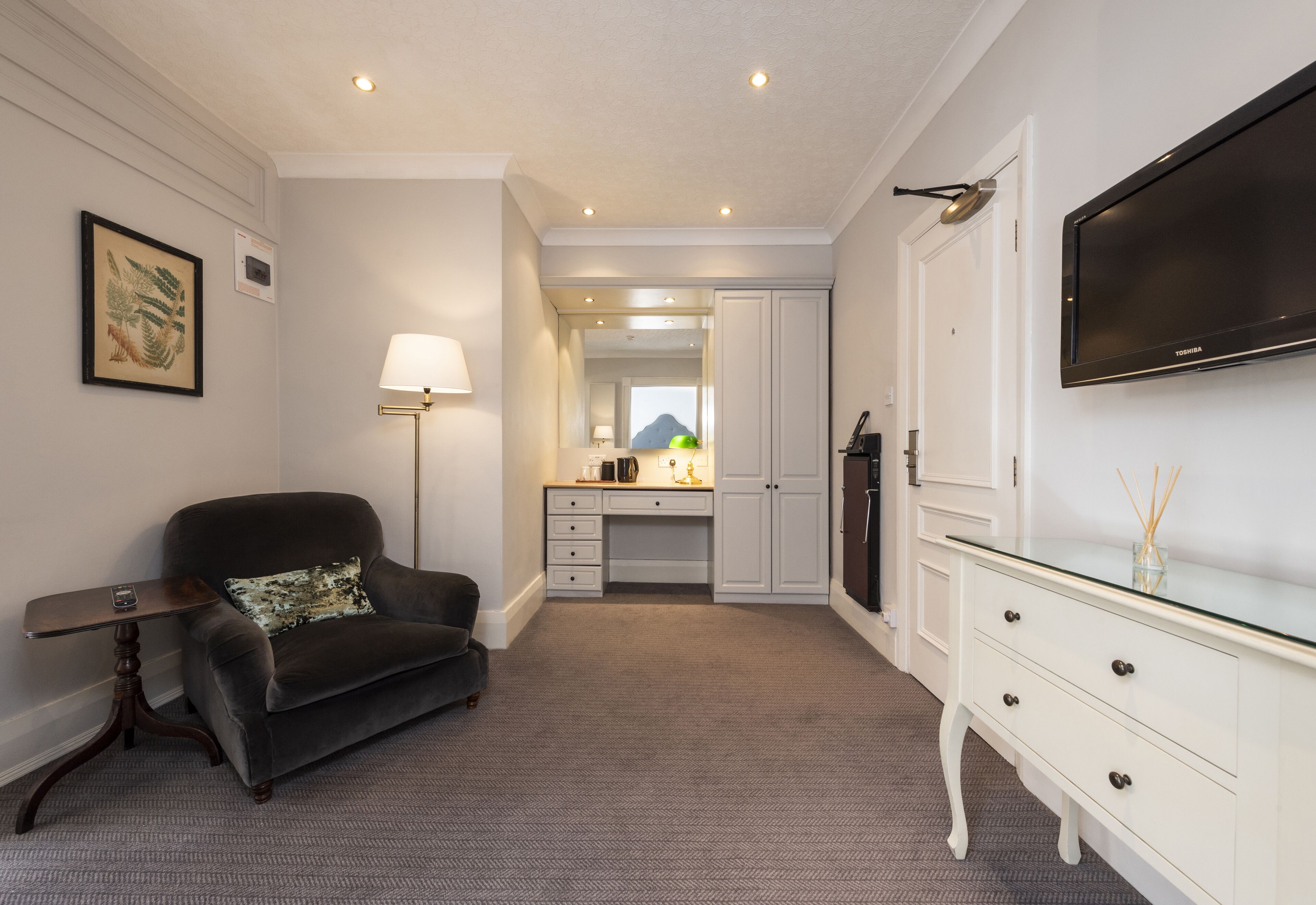 double room | living area | flat-screen tv