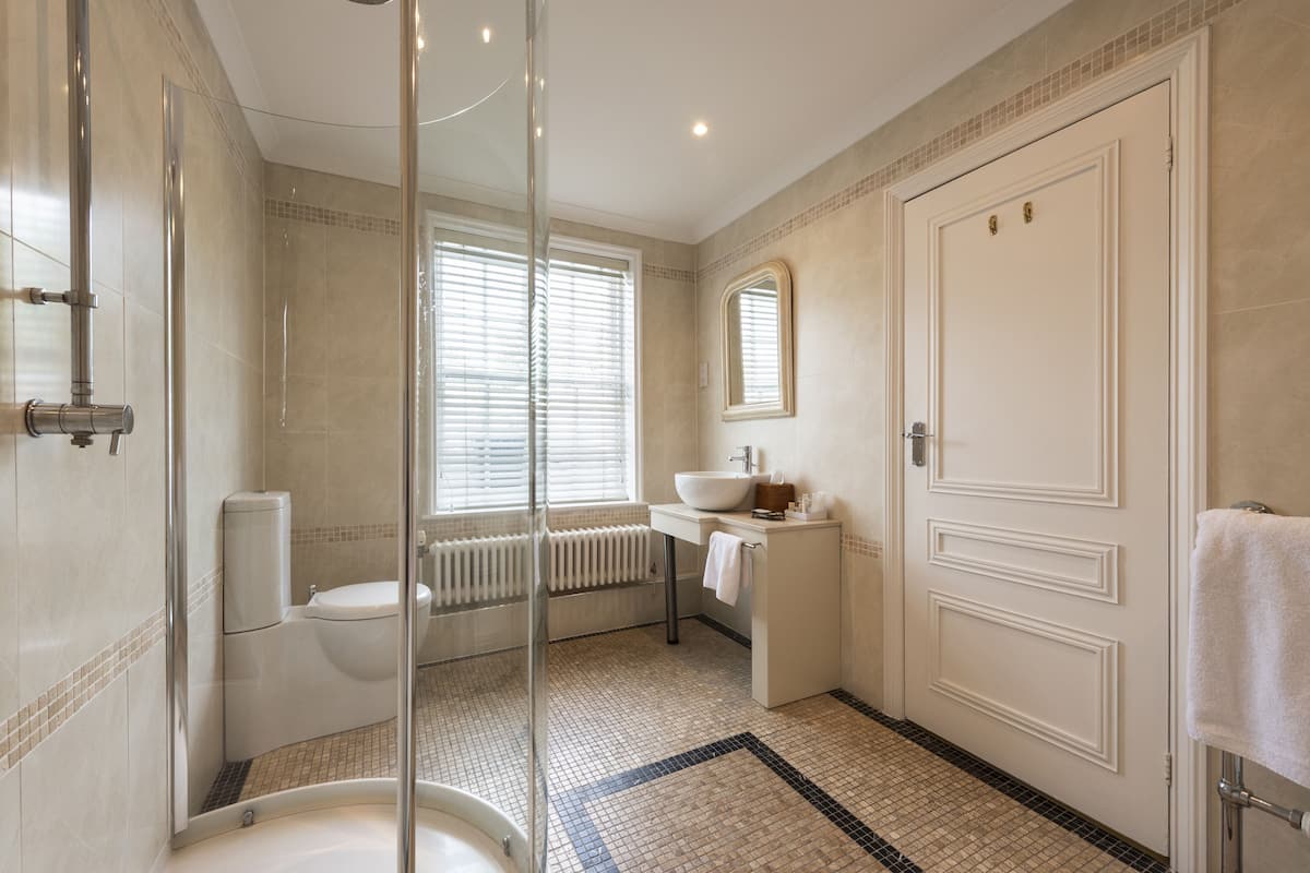 double room | bathroom | combined shower/bathtub, free toiletries, hair dryer, towels