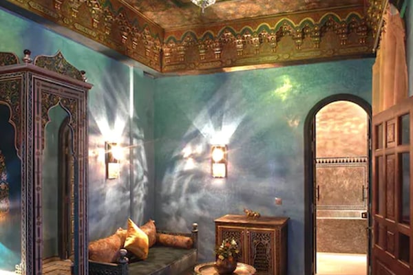 Desk, soundproofing, cribs/infant beds, rollaway beds