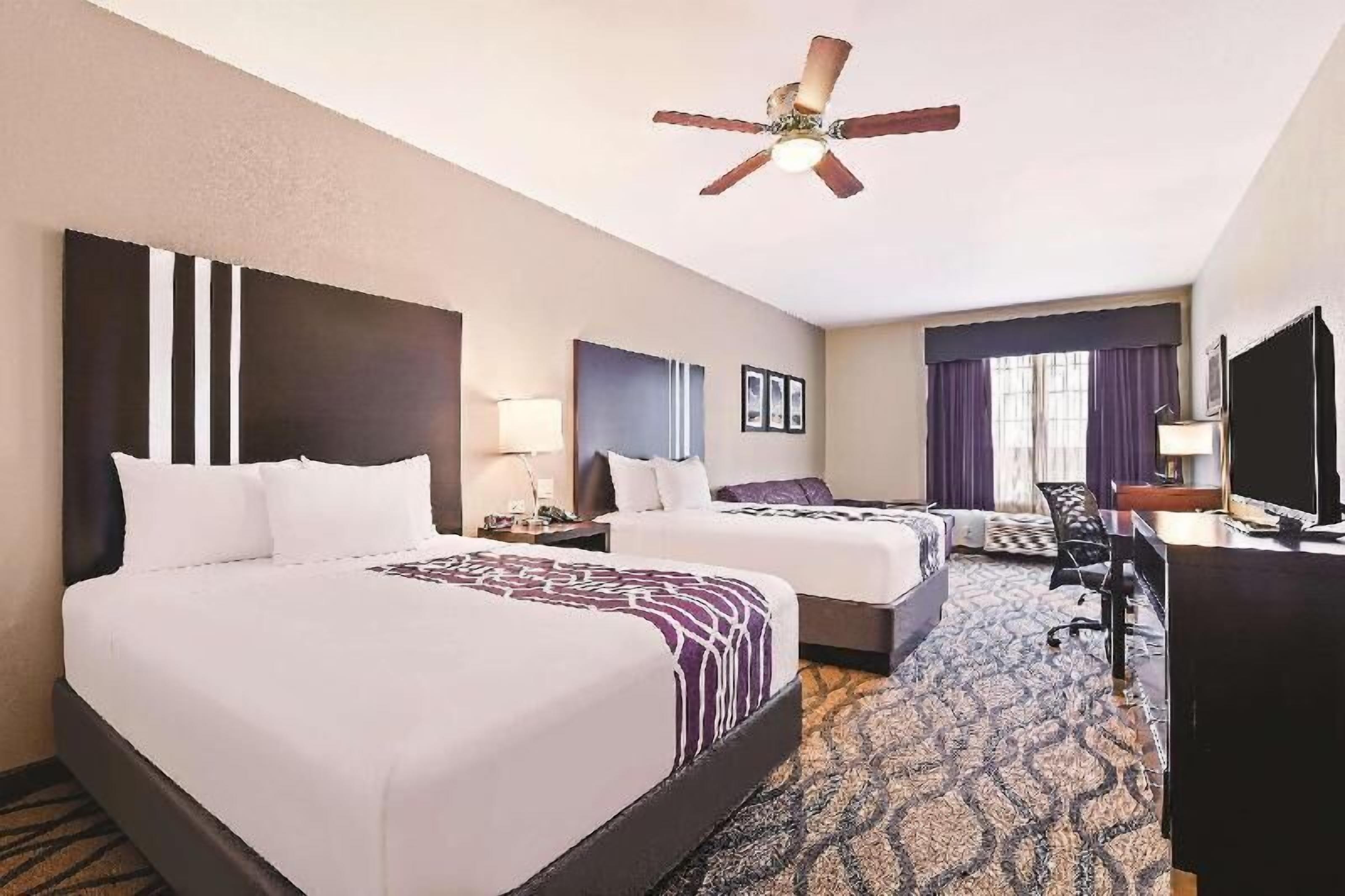 أغطية فراش متميزة ومكتب وتجهيزات عازلة للصوت ومكواة/لوح كي