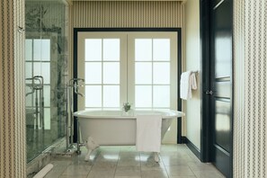 Douche, articles de toilette de luxe, peignoirs, serviettes fournies