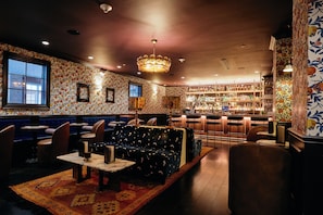 Bar (trong khuôn viên)