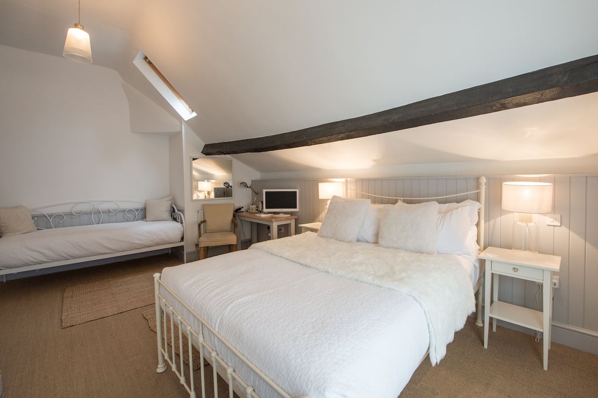 Iron/ironing board, free WiFi, bed sheets