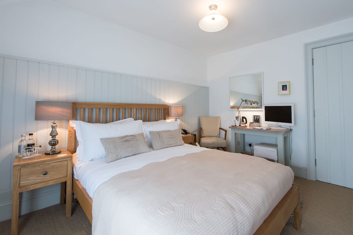 Iron/ironing board, free WiFi, bed sheets