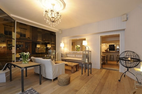 Interior. Lion and Pheasant Hotel