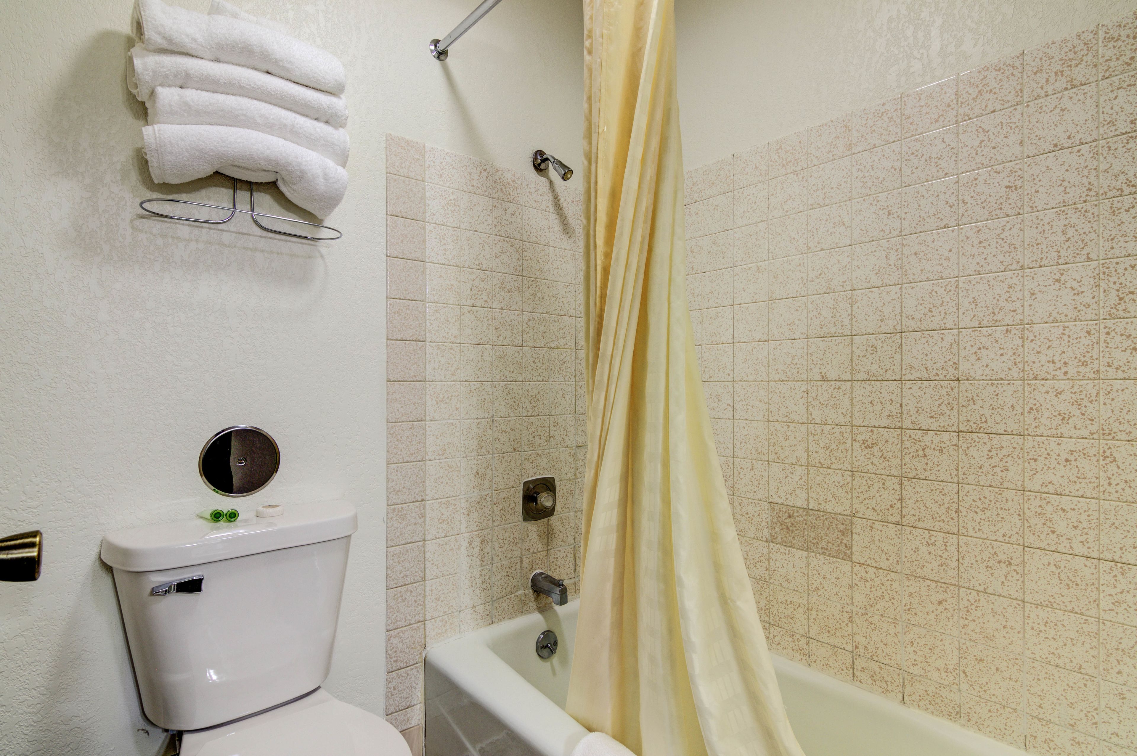Regadera, amenidades de baño gratuitas, toallas 
