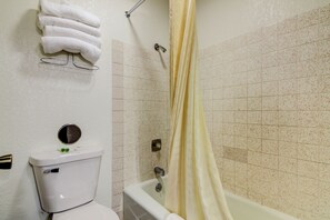 Shower, free toiletries, towels - Bloomer Inn & Suites (Bloomer)