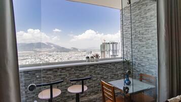 总统开间, 山景, 山腰 | 1 多间卧室、办公桌、笔记本电脑工作区、隔音